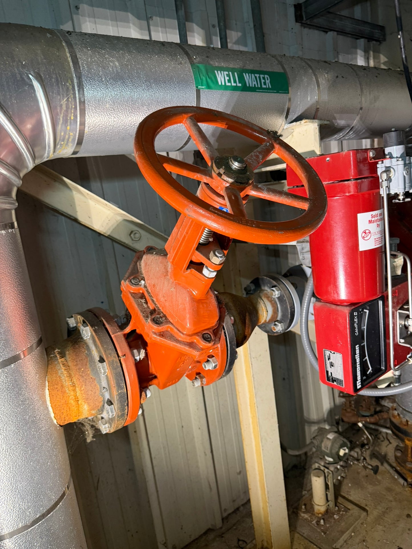 VL-15: NIBCO 6-inch OS&Y resilient-wedge gate valve. overview photograph 1.