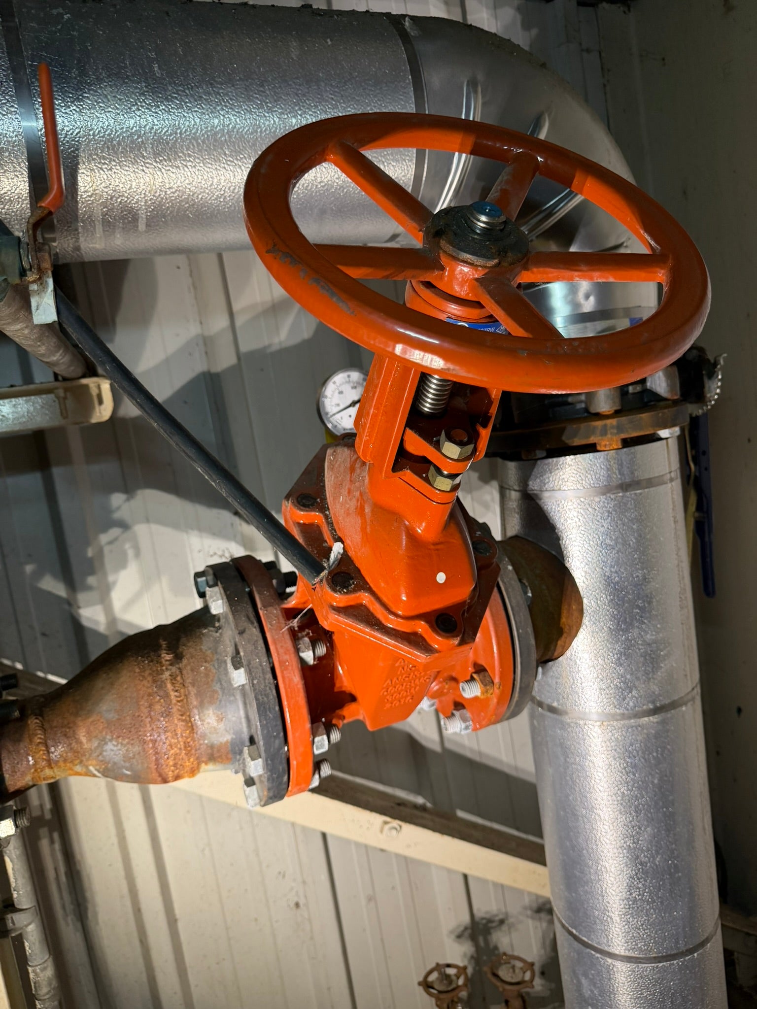 VL-16: NIBCO OS&Y fire-protection gate valve. overview photograph 1.