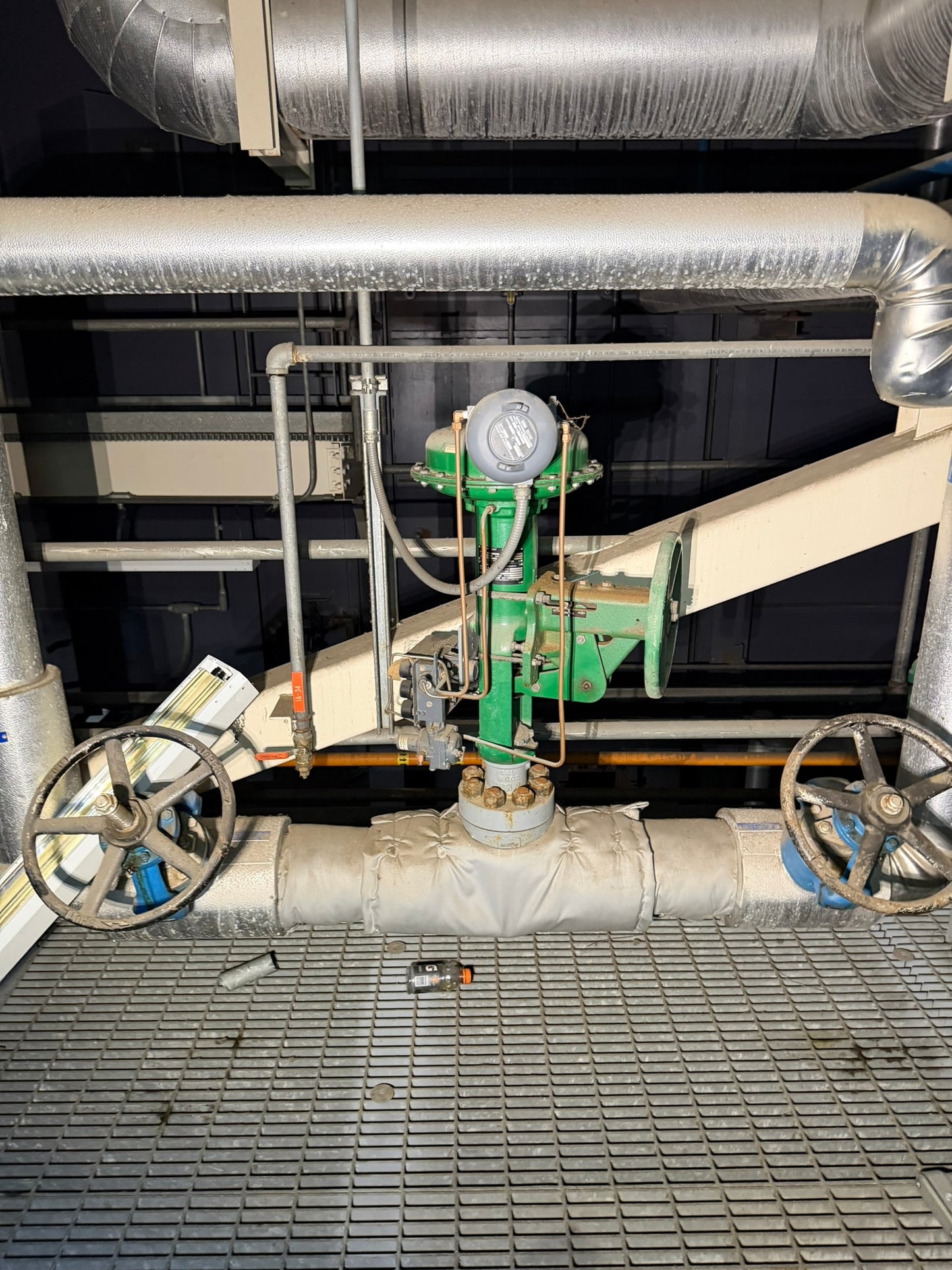 VL-24: Fisher 3-inch HPT high-pressure control valve. overview photograph 1.