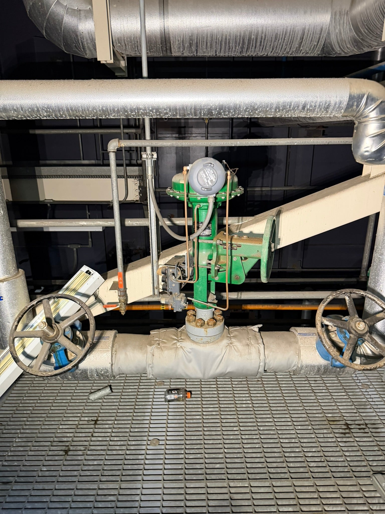 VL-24: Fisher 3-inch HPT high-pressure control valve. overview photograph 1.