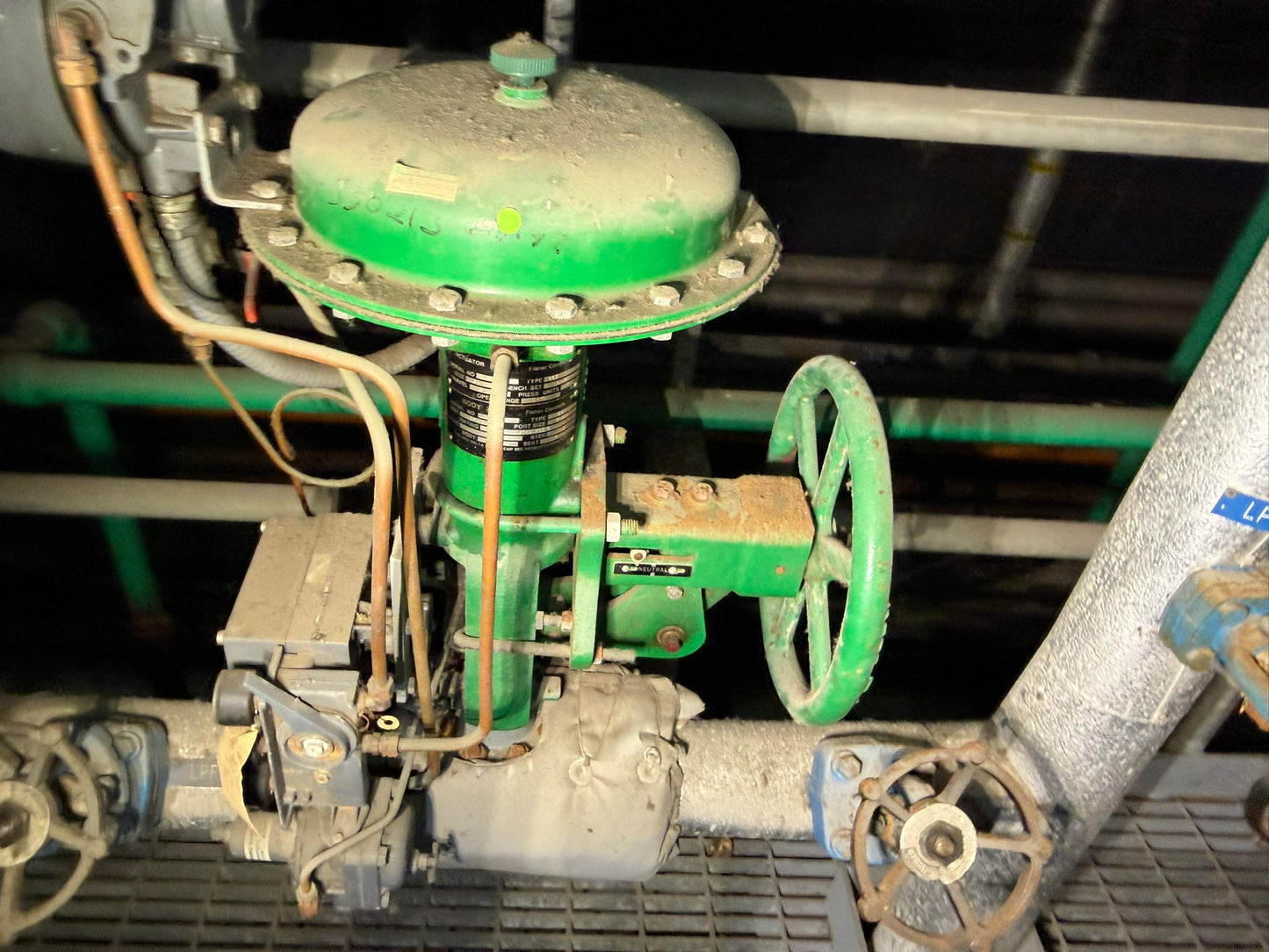 VL-25: Fisher 1-1/2-inch ET control valve with handwheel. overview photograph 1.