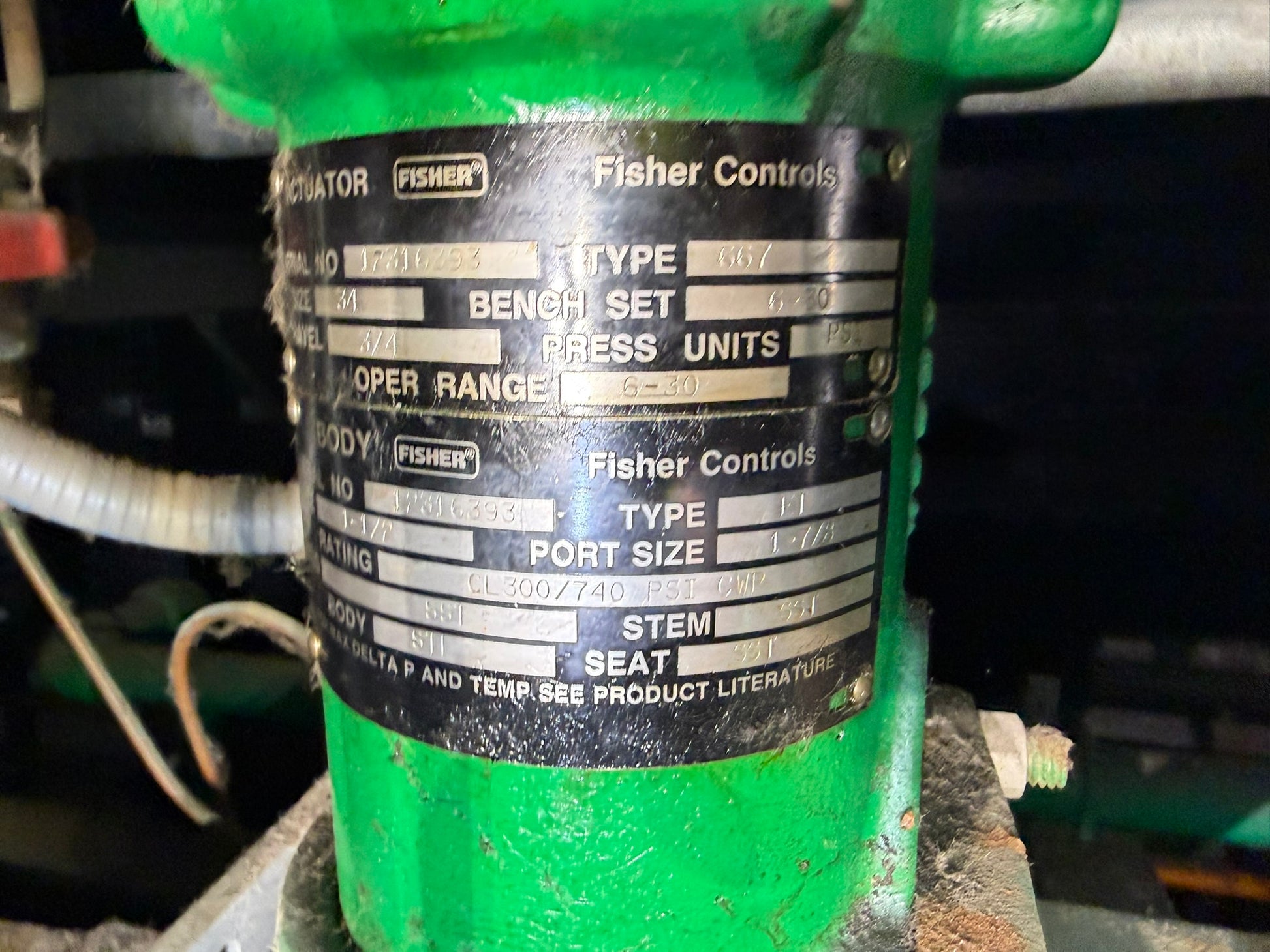 VL-25: Fisher 1-1/2-inch ET control valve with handwheel. nameplate photograph 2.