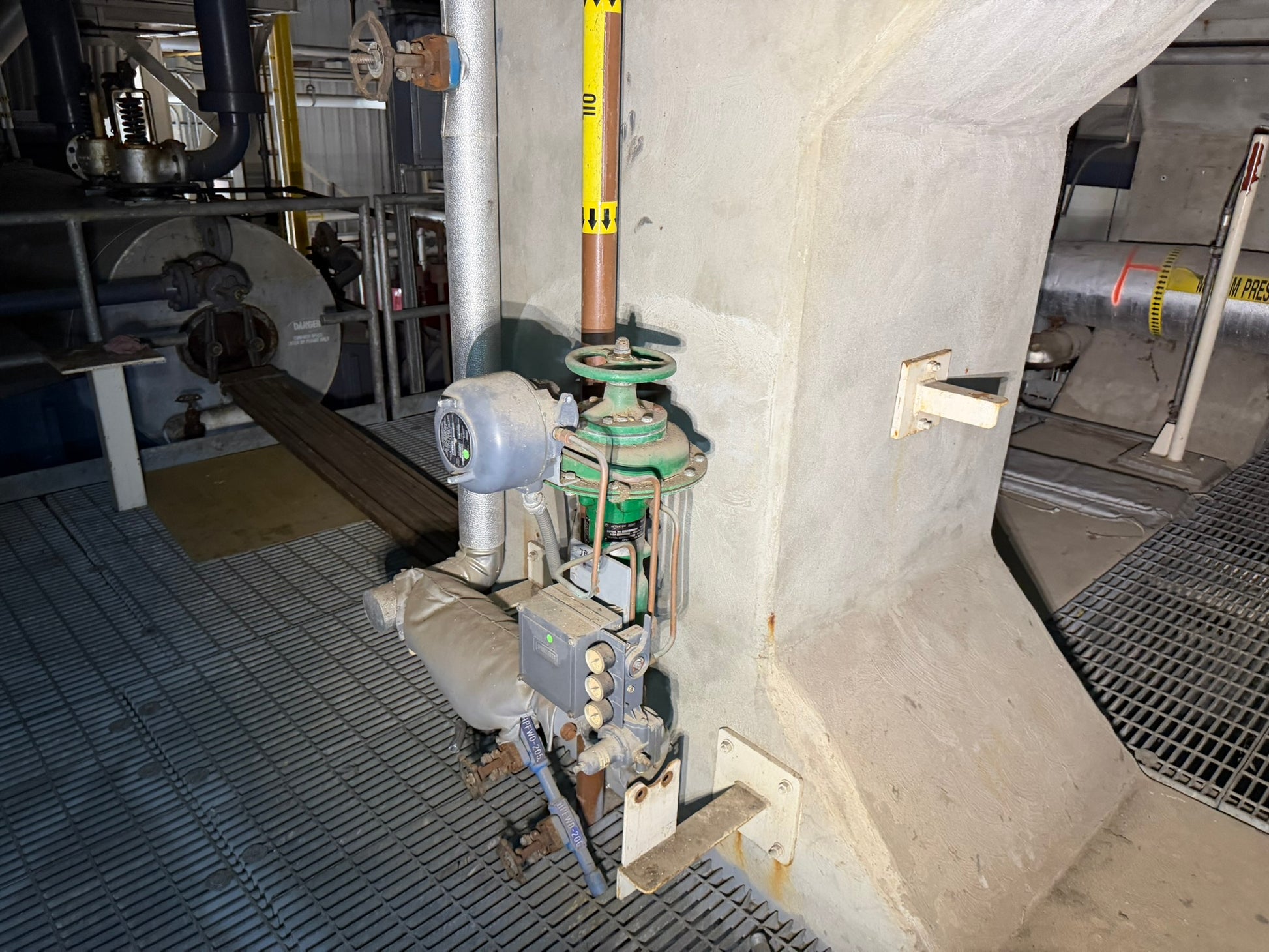 VL-27: Fisher 1-inch EZ globe control valve. overview photograph 1.