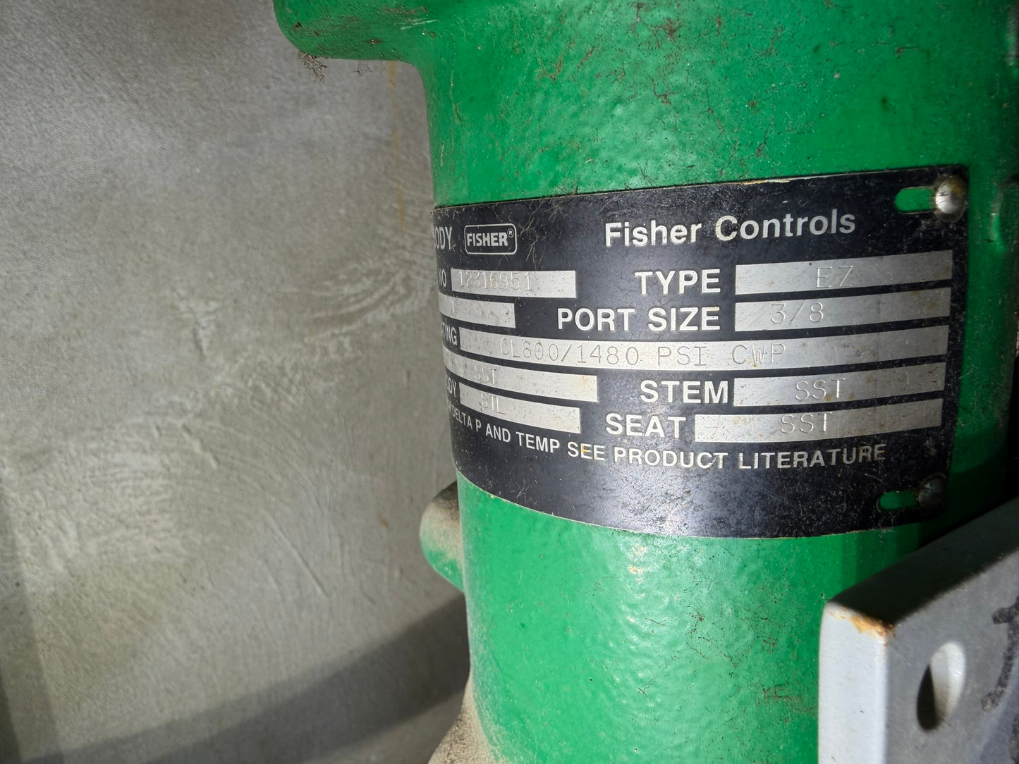 VL-27: Fisher 1-inch EZ globe control valve. nameplate photograph 2.
