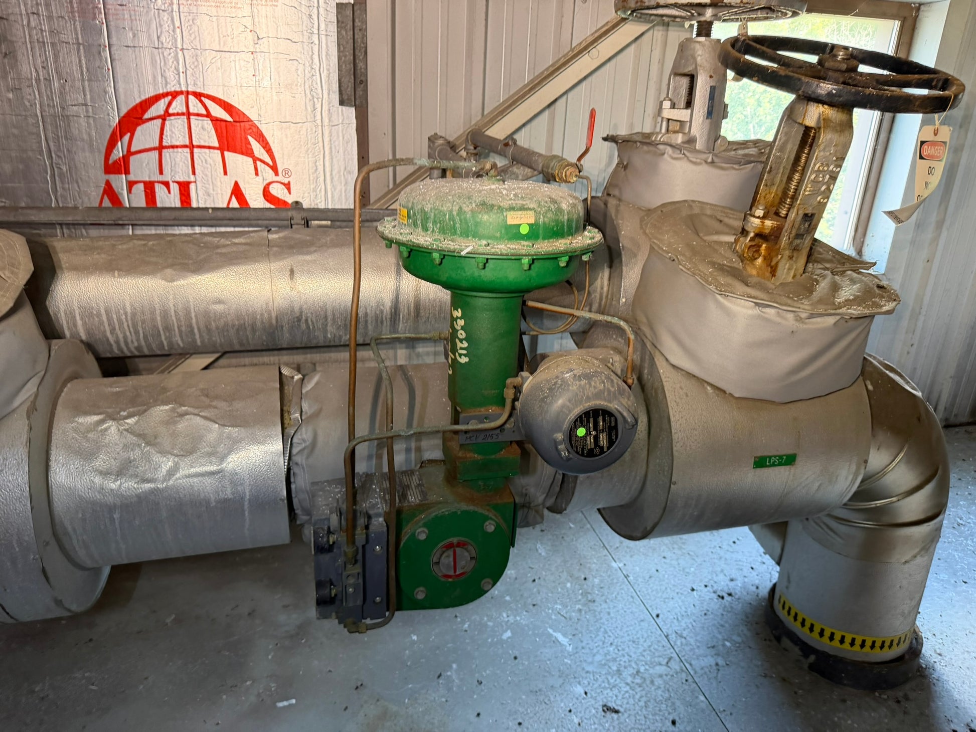 VL-29: Fisher 6-inch V300 rotary control valve. overview photograph 1.