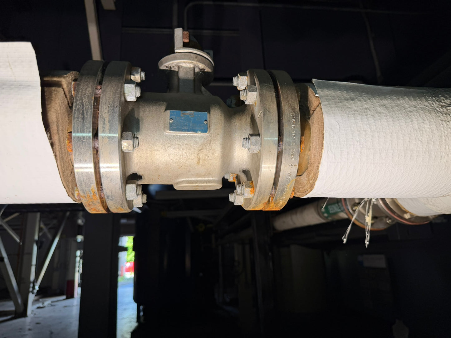 VL-32: NIBCO 4-inch stainless flanged ball valve. detail photograph 3.