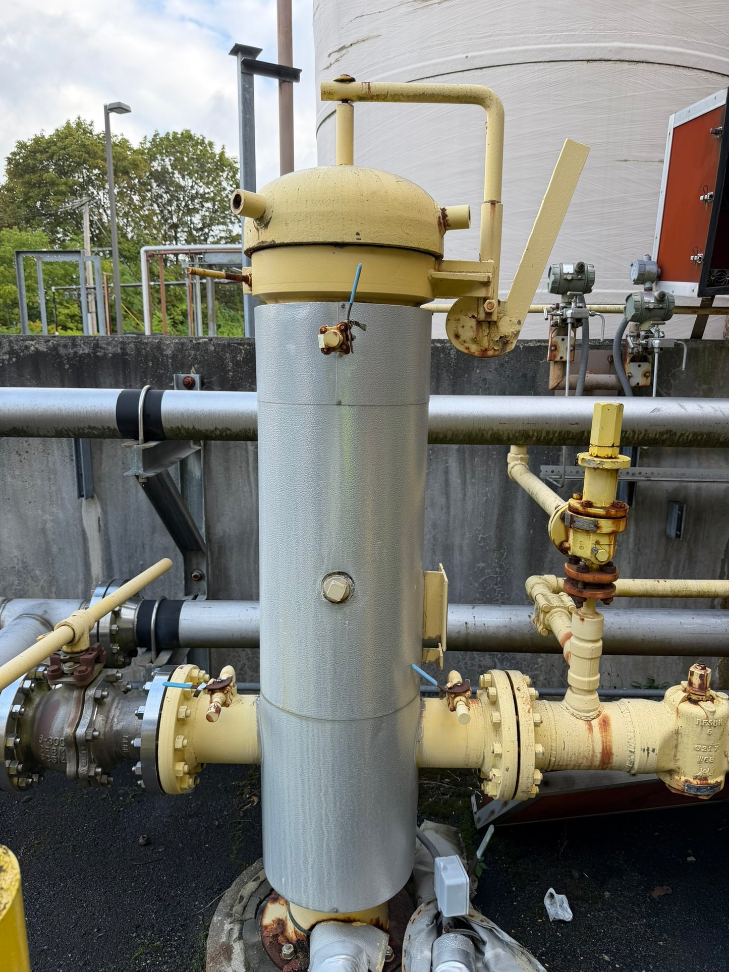 WT-01: Peerless 31-114 vertical gas filter vessel. overview photograph 1.