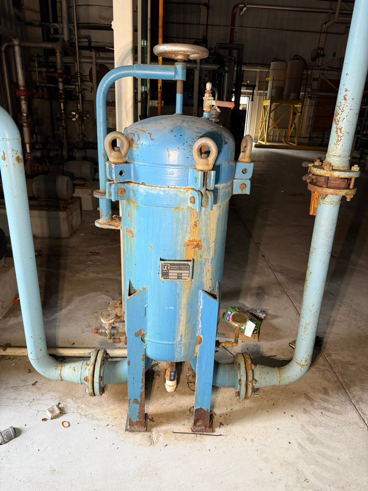 WT-02: Rosedale vertical flanged bag-filter housing. overview photograph 1.