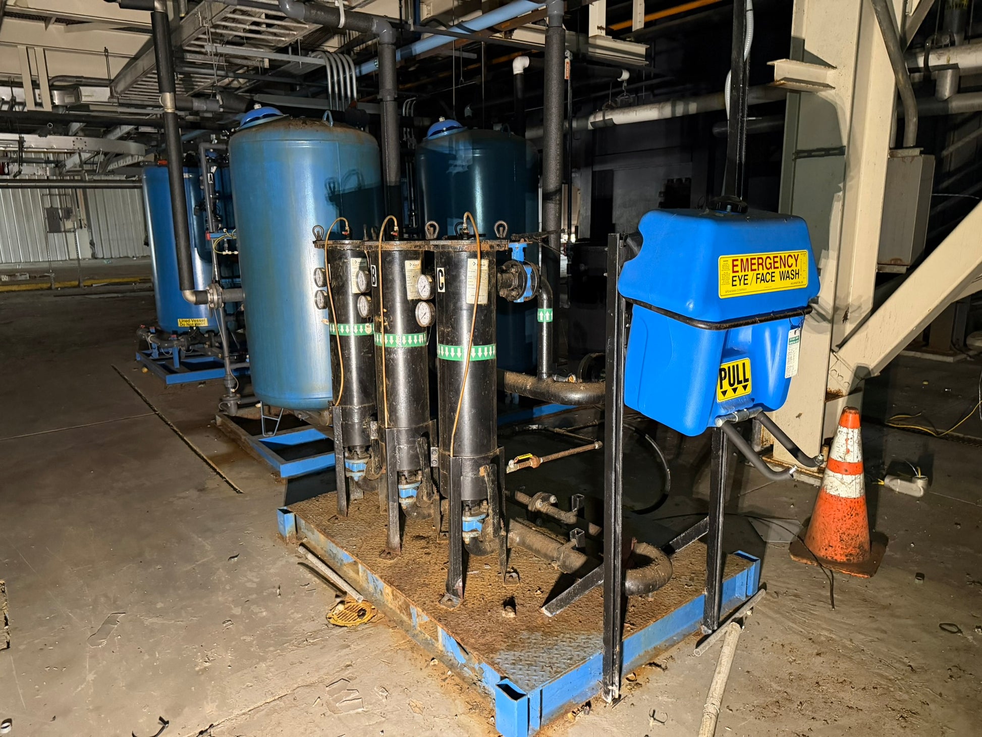 WT-05: Lakeside duplex water-softener and filtration installation. detail photograph 3.