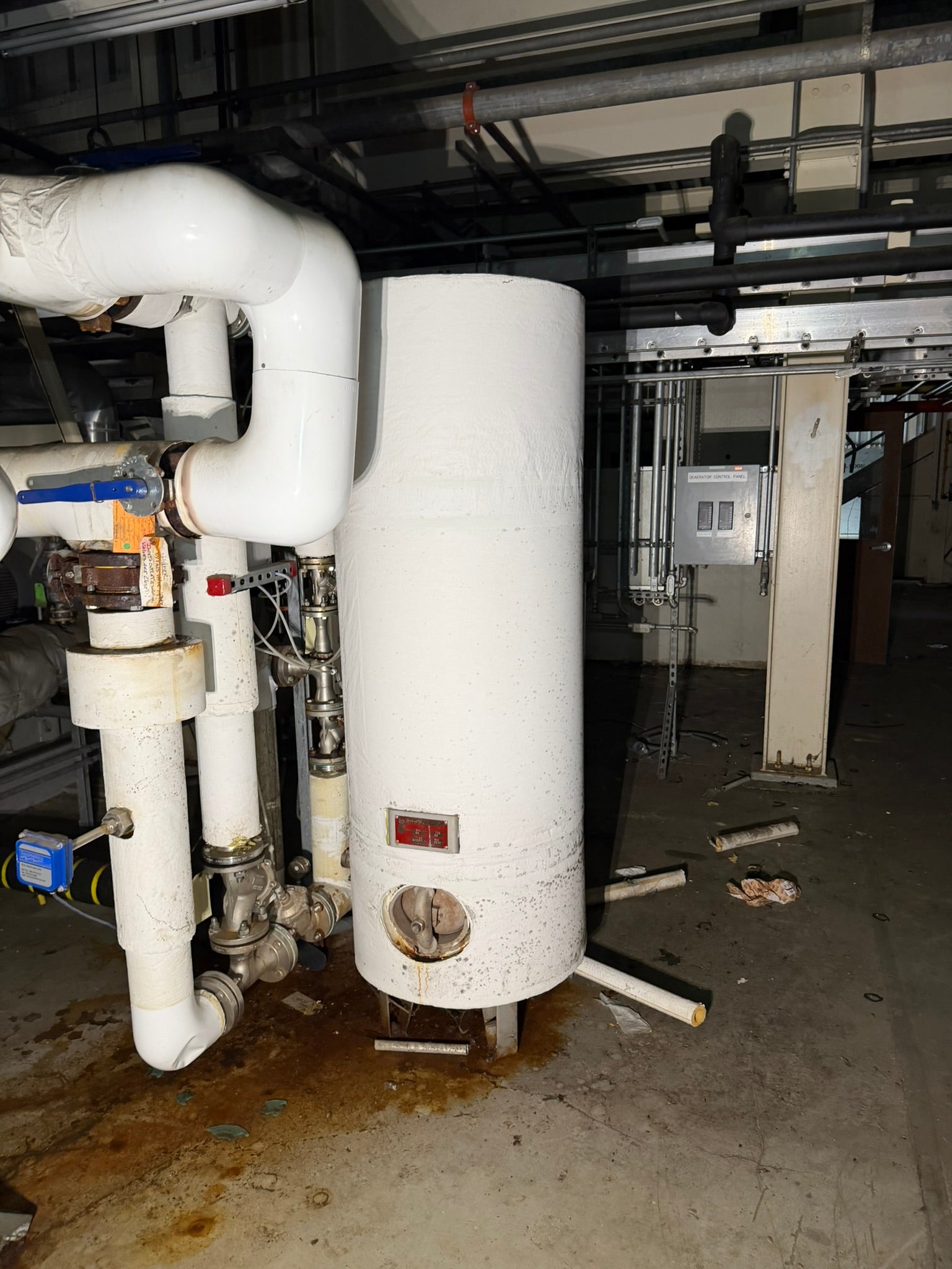 WT-07: Universal Tank vertical pressure vessel. overview photograph 1.